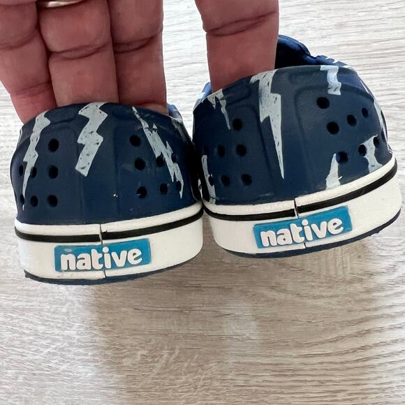 Native Miles Print Shoes Boys Size 6 Frontier Blue Shell White Lightning Slip On - Picture 6 of 9